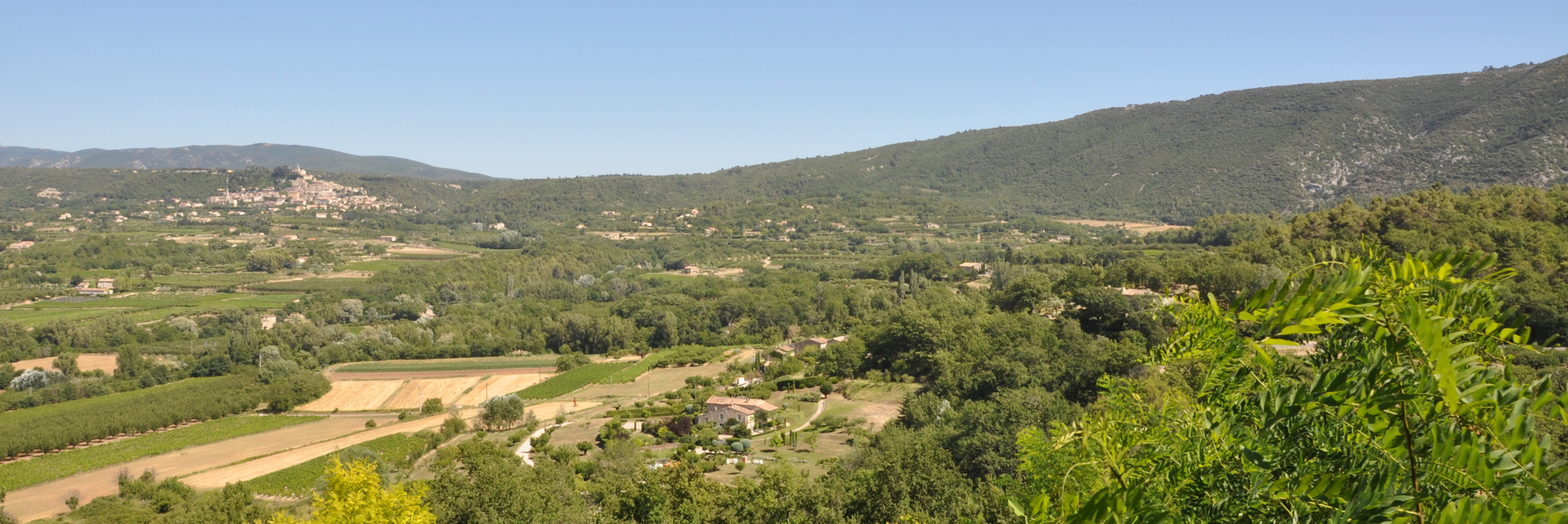 la montagne du Luberon avec Bonnieux et Lacoste à proximité de Gordes