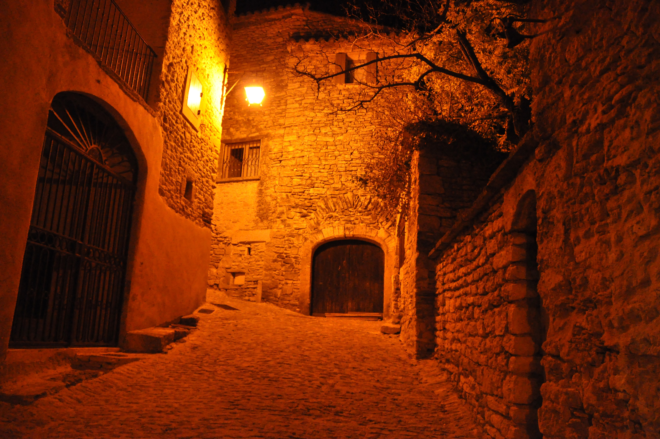 balades nocturnes dans les calades de gordes la nuit