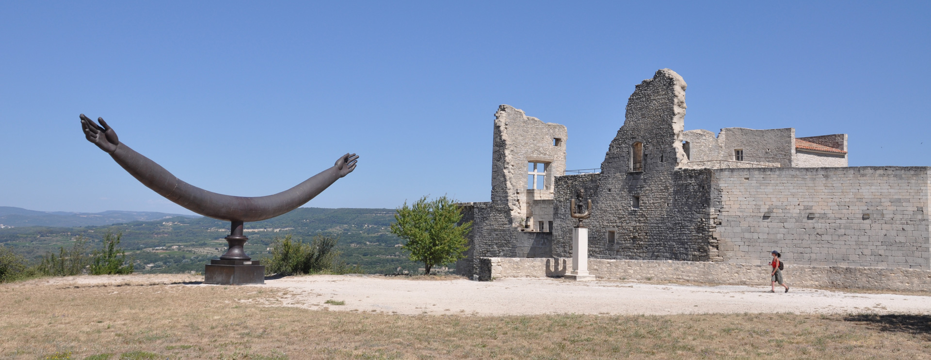 lacoste, village du luberon, chateau du marquis de sade pierre cardin