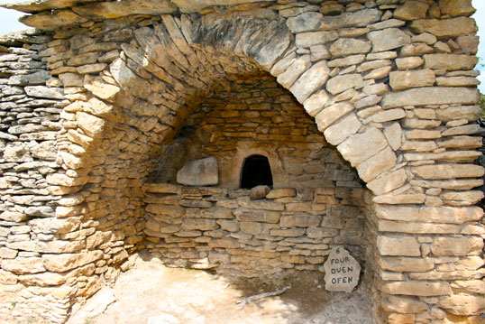 Gordes, Village des Bories, le four